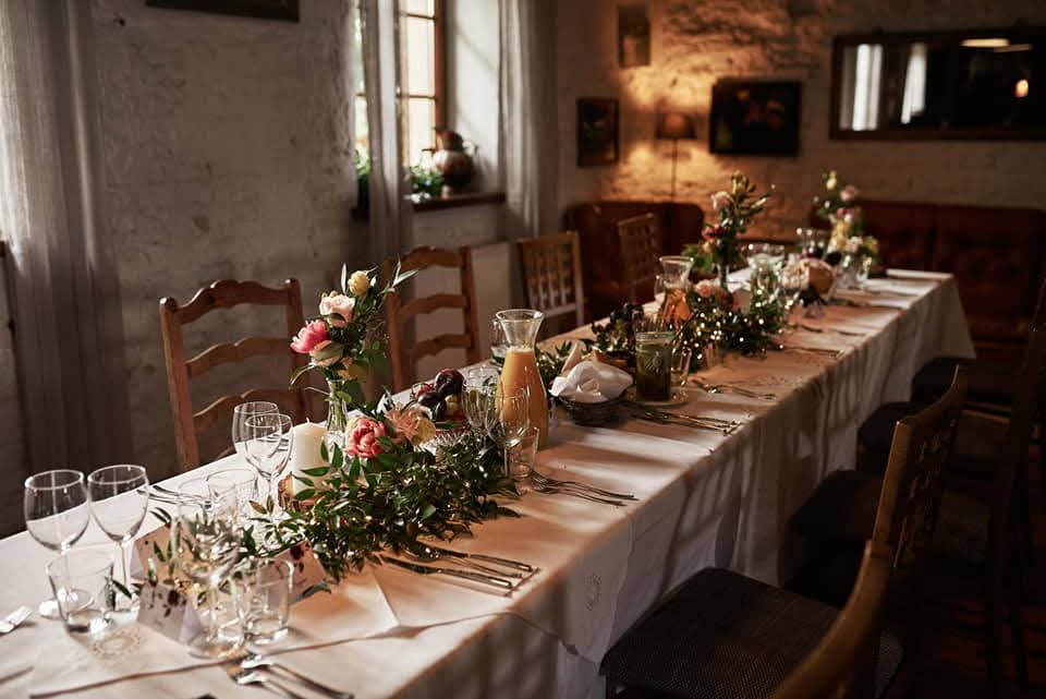 Długi stół przygotowany na eleganckie przyjęcie