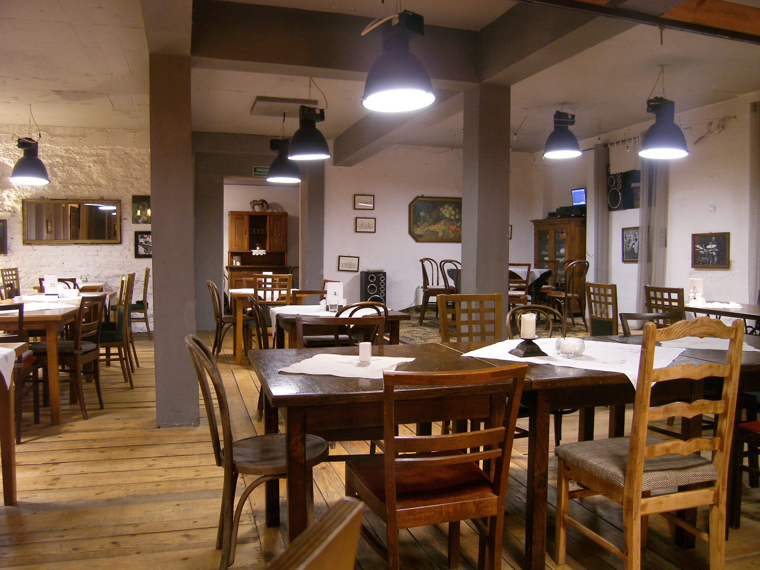 Sala restauracji z drewnianymi stołami